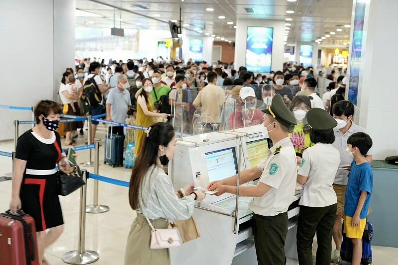 Sân bay Phú Bài thí điểm dùng căn cước gắn chip xác thực khách