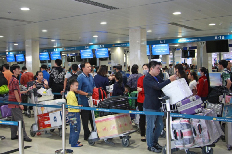 Sân bay Tân Sơn Nhất khuyến cáo khách đi lại dịp cao điểm Tết 