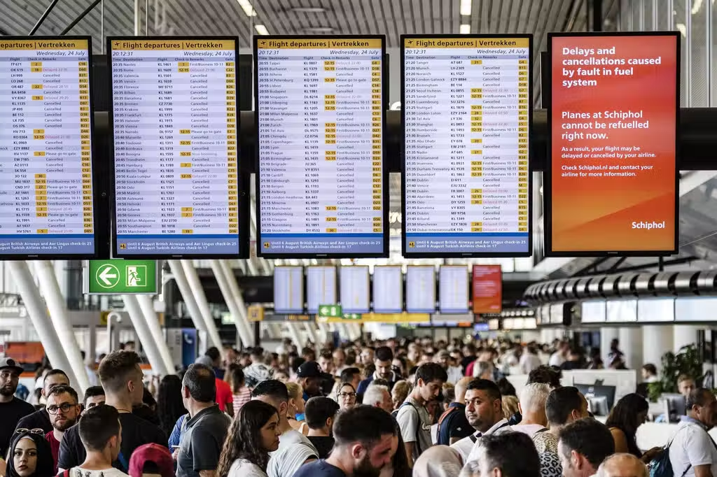 Các sân bay ở châu Âu chật cứng, nhiều chuyến bay bị hủy